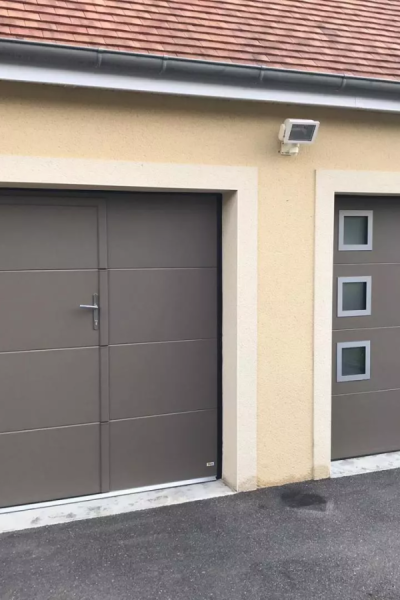 Facilitez votre quotidien et découvrez la porte de garage avec portillon intégré !