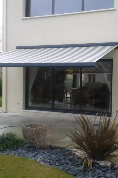 Quelles sont les différences entre une pergola à toile rétractable et une pergola à lames orientables ?