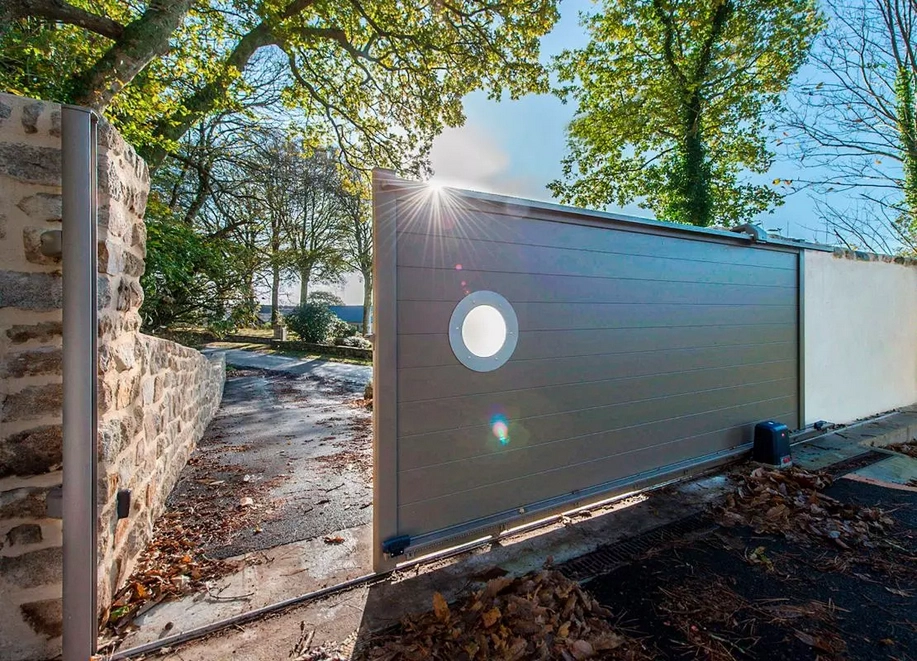 Comment entretenir son portail Kostüm en aluminium ? - Découvrez le portail ABEL de chez Kostüm disponible chez Logikinov...