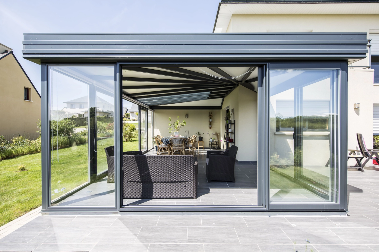Renforcez l’isolation de votre maison grâce à une véranda Soko - Retrouvez la gamme de vérandas sur mesure Soko chez...