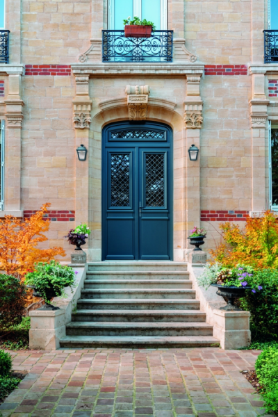Zoom produit : la porte d’entrée en bois Montmartre by Bel’m installée par Logikinov