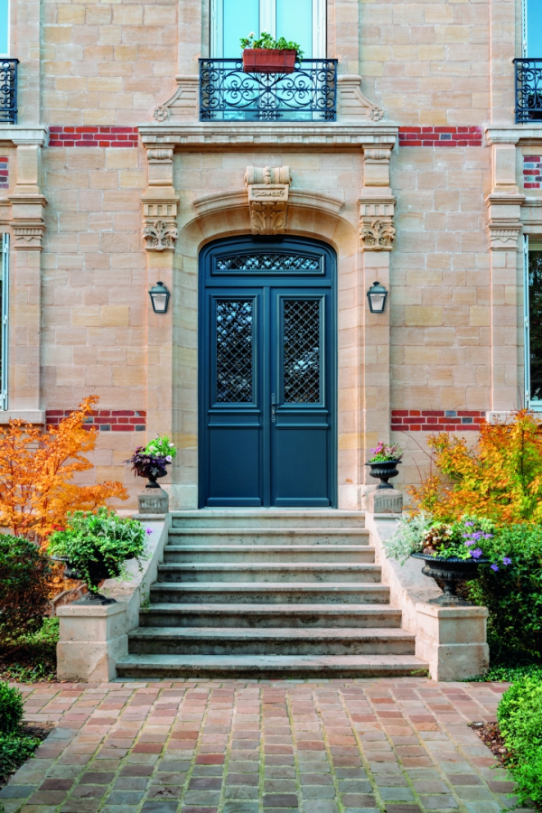 Zoom produit : la porte d’entrée en bois Montmartre by Bel’m installée par Logikinov