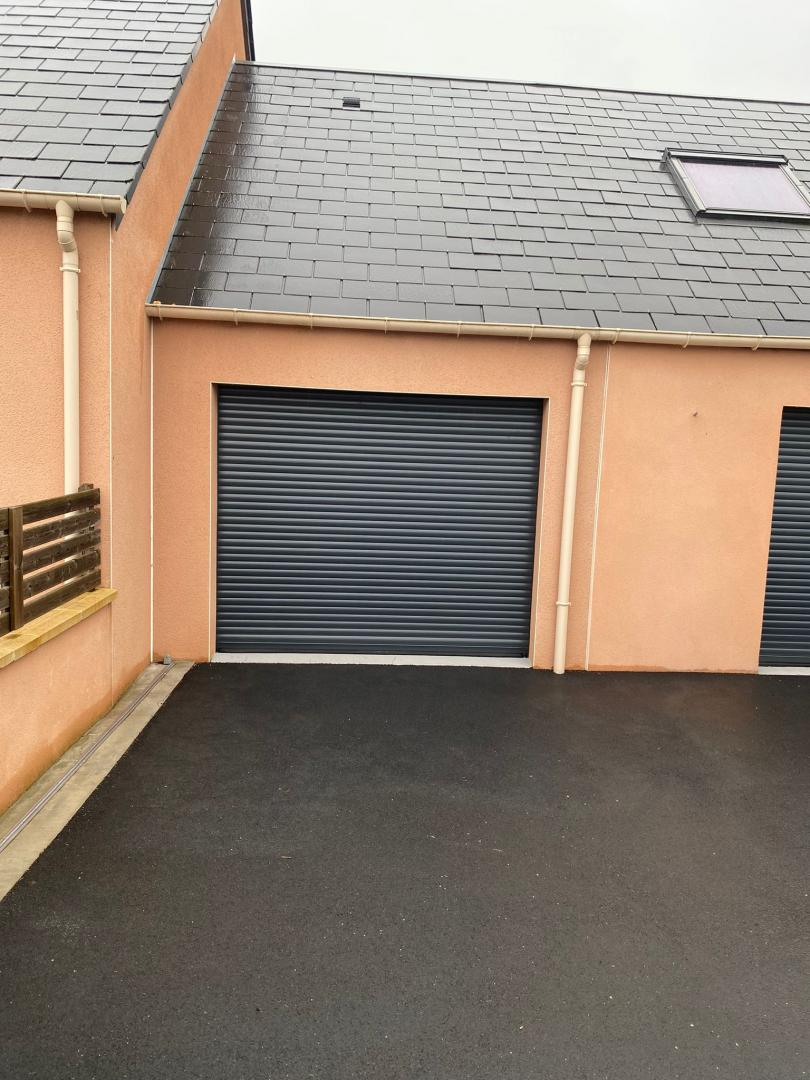 Installation de porte de garage enroulable en Normandie