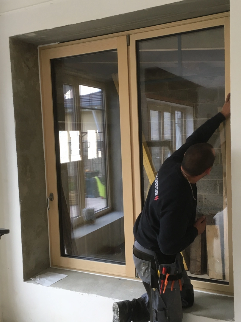 Fenêtre battante bois - Le processus d’accompagnement personnalisé de Logikinov pour la pose de fenêtres battante en bois...