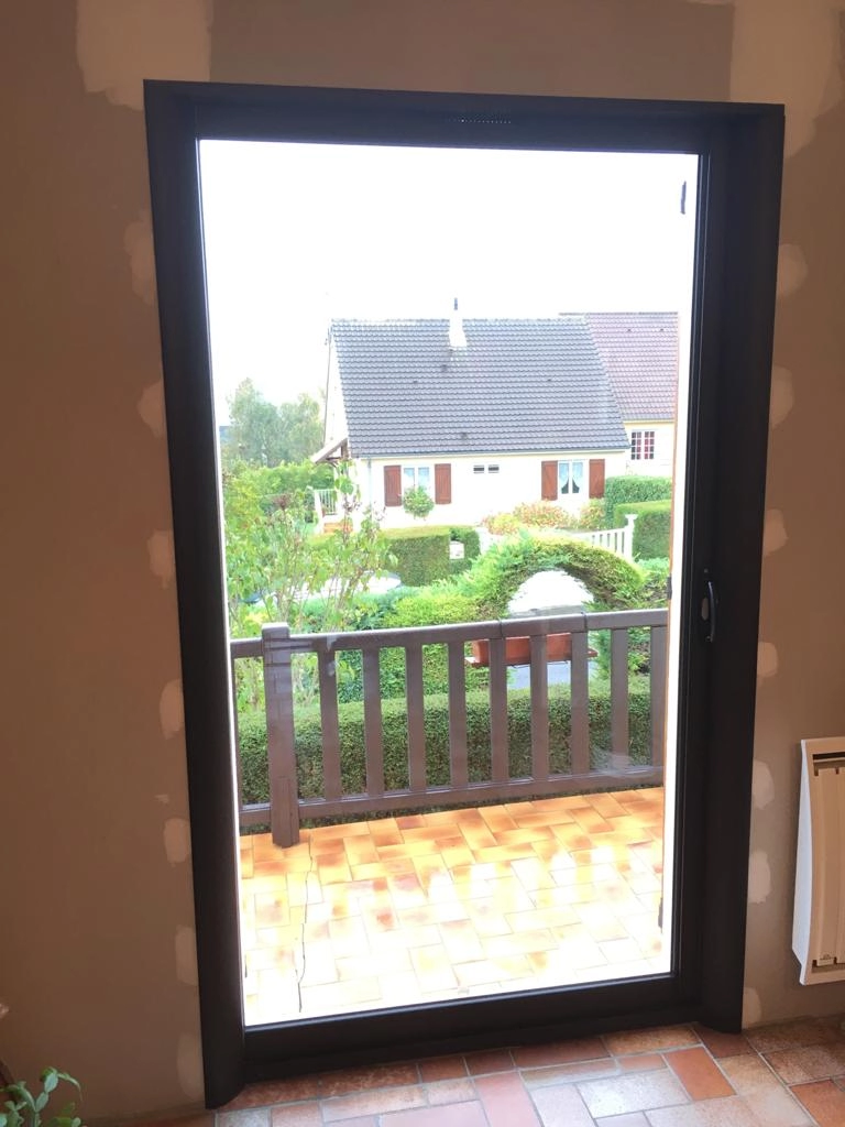 Porte fenêtre aluminium - Logikinov, le leader de la vente et de la pose de porte-fenêtre alu sur mesure en Normandie