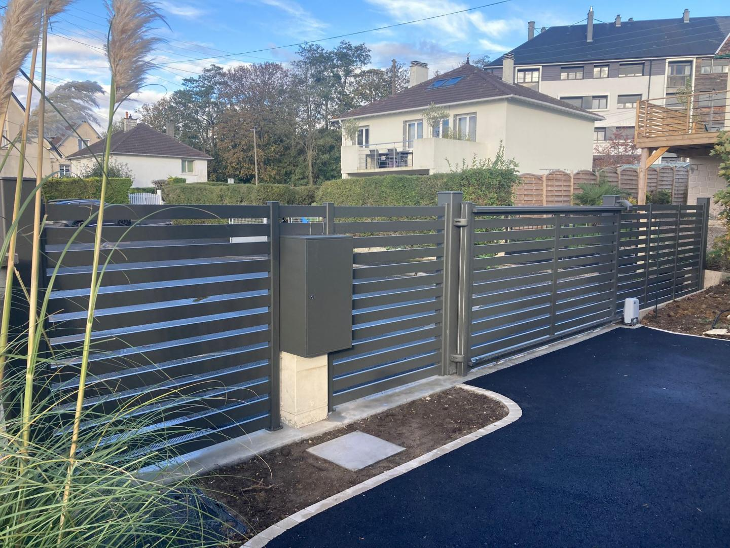 Clôture semi-ajourée - Logikinov : votre expert en clôtures semi-ajourées sur mesure en Normandie