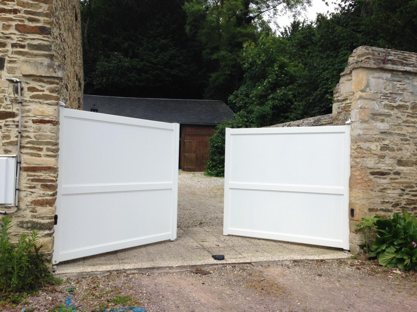 Portail battant PVC