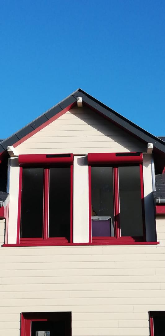 Pourquoi choisir des volets roulants en façade en Normandie ?