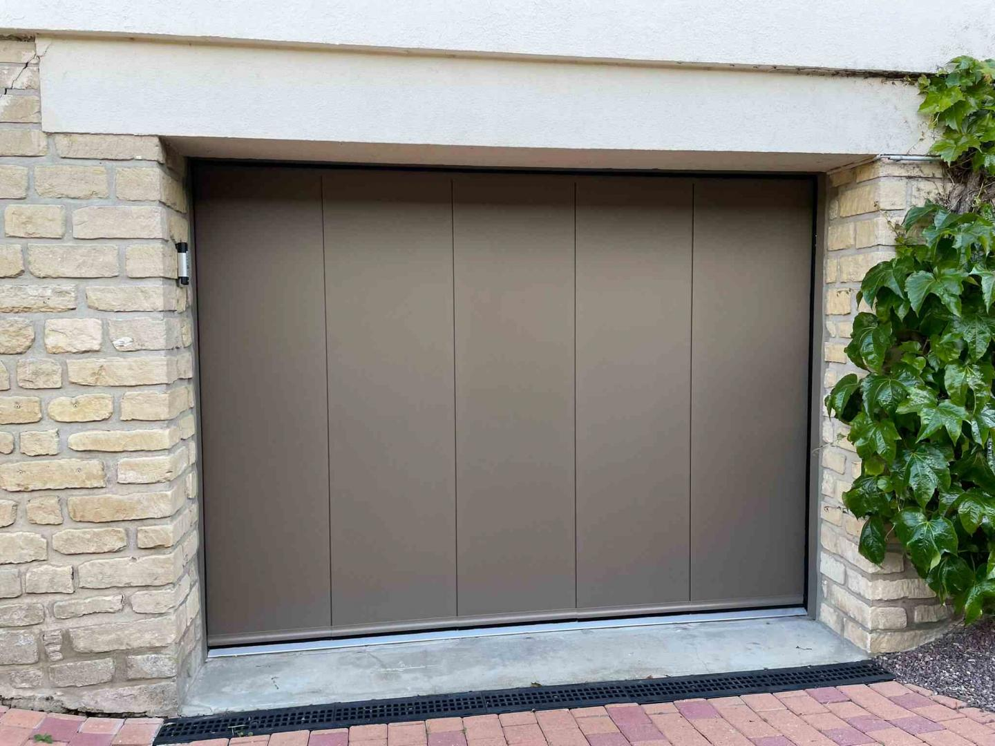 Porte de garage sectionnelle latérale - Pourquoi choisir une porte de garage latérale ?