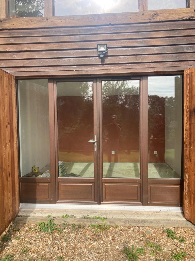 Porte fenêtre bois - Pourquoi faire confiance à Logikinov pour la pose de portes-fenêtres bois en Normandie ?