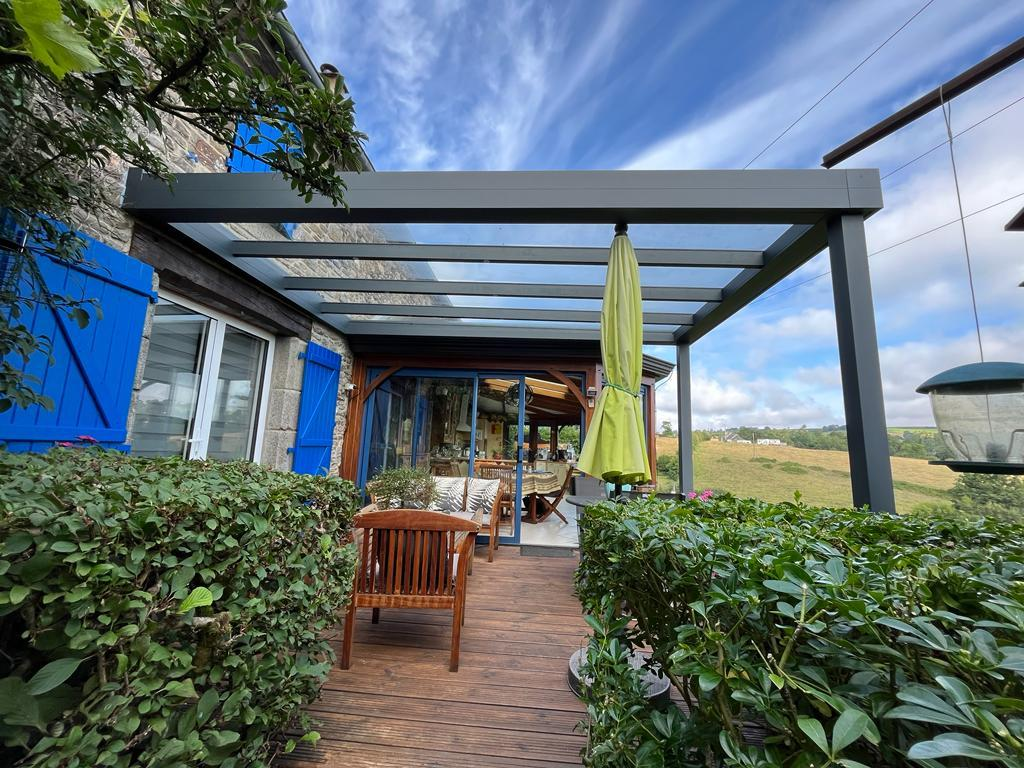 Pergola toiture verre - Pourquoi investir dans une pergola aluminium vitrée en Normandie ?