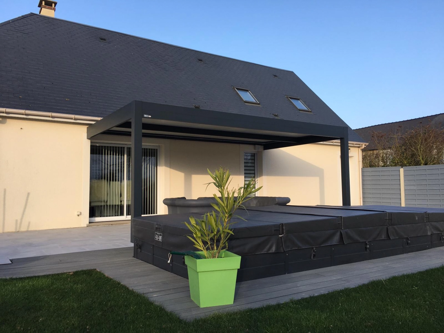 Un service clé en main : de la conception à la pose d'abri de jardin en Normandie