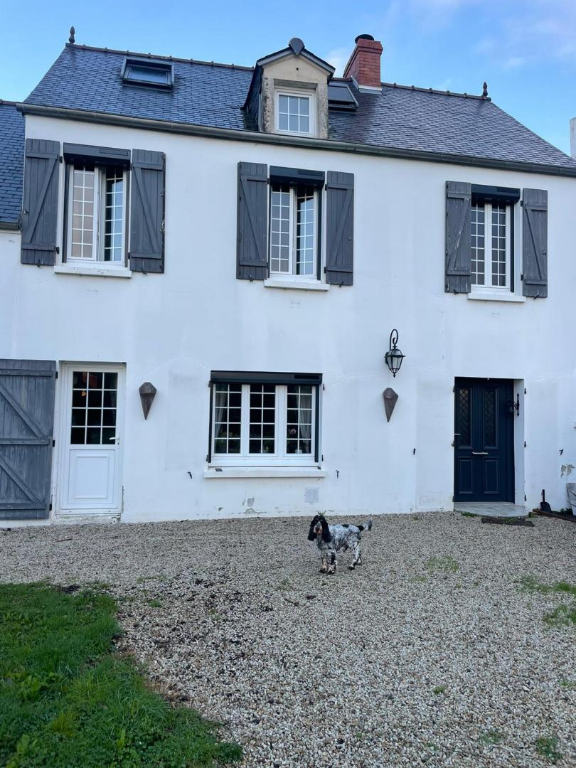 Une installation sur mesure de volets roulants en façade pour tous vos projets en Normandie