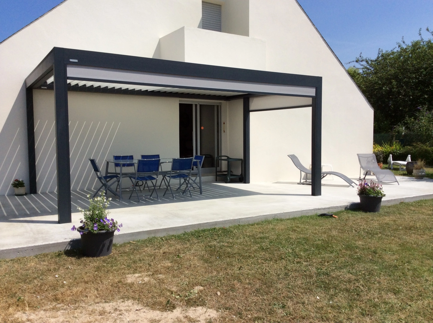Une pergola bioclimatique design pour sublimer votre propriété en Normandie