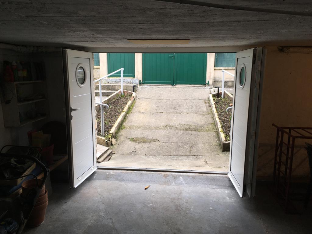 Porte de garage latérale battante en Normandie