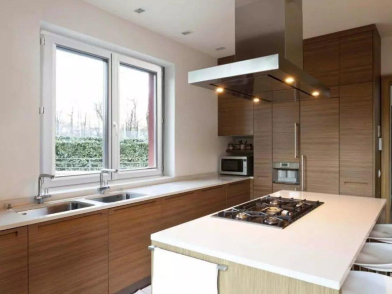 Fenêtre PVC blanche à deux vantaux au-dessus d'un évier de cuisine, vue sur haie