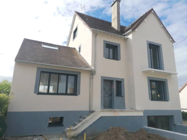 Chantier près de Caen avec changement de porte d’entrée, porte de garage et fenêtres avec volets roulants