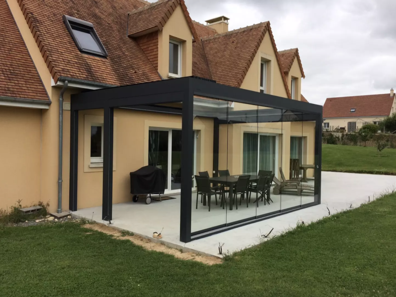 Création d'une pergola à lames orientables et rétractables à Caen, en Normandie