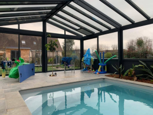 Couverture d'une piscine par une véranda aluminium à Caen