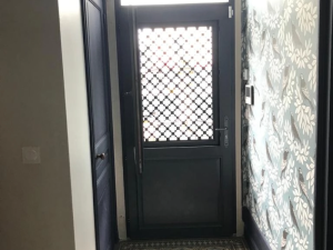 Pose d’une porte d’entrée Bel’M en bois dans le secteur de Caen