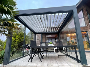 Installation d'une pergola avec paroi vitrée près de Vire, Normandie