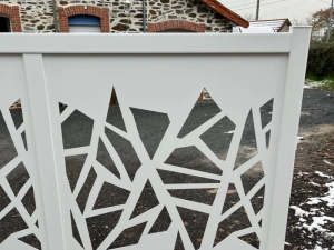Détail du décor Brocéliande sur portail coulissant en aluminium posé en Normandie