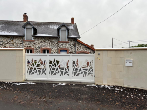 Portail coulissant en aluminium avec décor posé par Logikinov dans la Manche