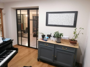 Une porte verrière pivotante pour une séparation moderne installée dans le Calvados