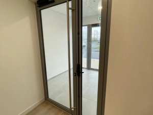Pose de portes fenêtres en aluminium pour un bâtiment professionnel près de Caen