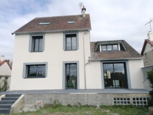 Résultat d'un beau chantier près de Caen avec changement de fenêtres, porte d'entrée, porte de garage et volets roulants