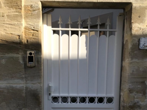 Pose d'une clôture semi-ajourée en aluminium blanc