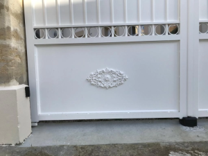 Portillon en aluminium blanc avec vidéophone connecté