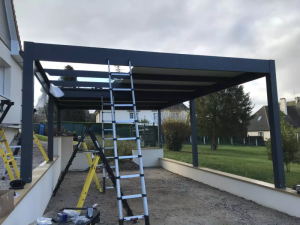 Création et installation d'un carport en aluminium à toit plat à Cabourg
