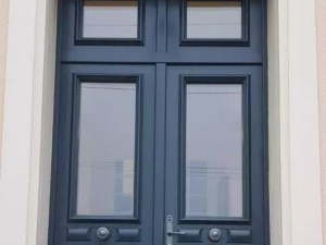 Porte d'entrée en bois vu de l'extérieur, à Ouistreham, en Normandie