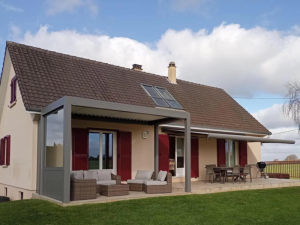 une pergola et un store banne by Brustor