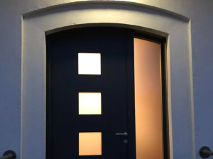 Pose d'une porte d'entrée à Caen, en Normandie