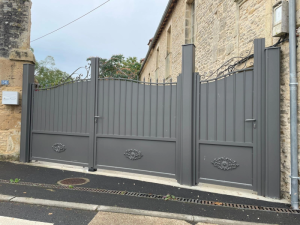 Nouveau portail battant avec portillon intégré installé par nos équipes près de Caen