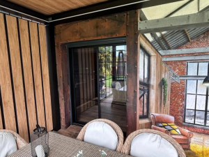 Pergola avec lames imitant le chêne naturel