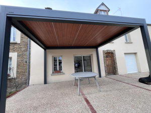 Pose d'une pergola avec lames orientables dans la Manche