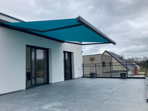 Store banne et garde corps sur une maison moderne normande