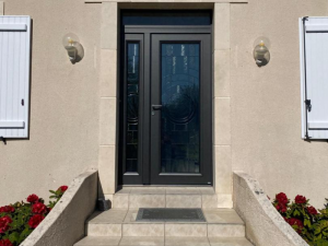 pose d'une porte d'entrée fabriquée en France