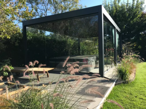 Pergola bioclimatique à lames orientables et terrasse composite à Honfleur