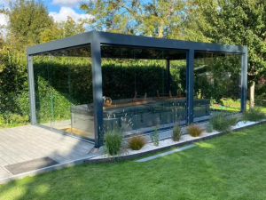Pergola bioclimatique à lames orientables et terrasse composite à Honfleur