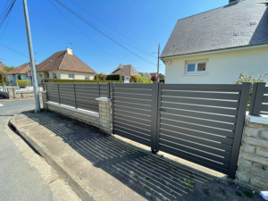Clôture aluminium à lames persiennées sur mesure dans le Calvados