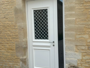 Pose de portes d'entrée classiques sur maison ancienne près de Ouistreham