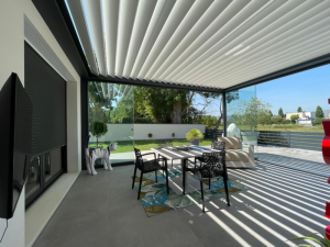 Pergola avec store latéraux motorisés près de Caen