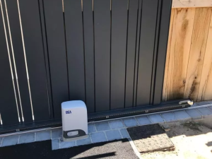Portail coulissant en aluminium motorisé à Deauville