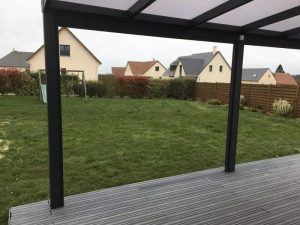 Pose d'une pergola aluminium avec store brise vent