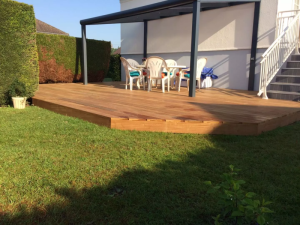 Création d’une pergola avec une terrasse en bois dans la manche