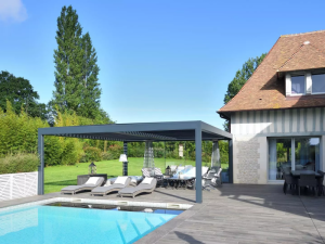 Création d'une pergola bioclimatique à lames orientables au bord d'une piscine à Deauville